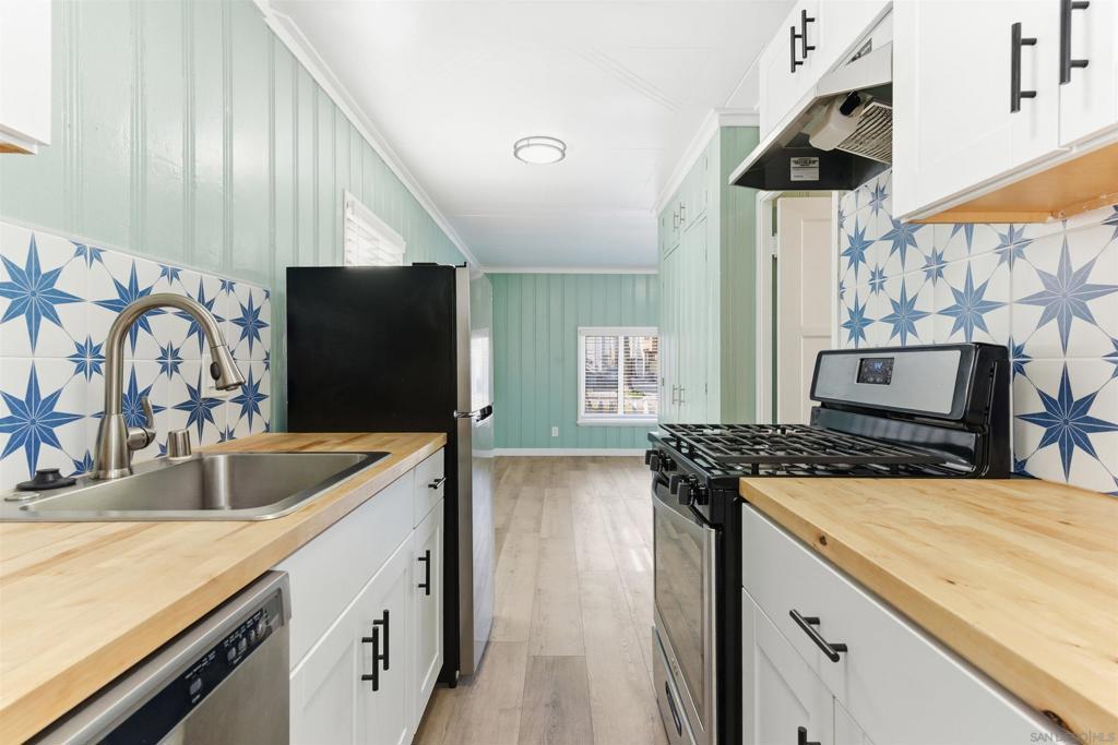 Residential Lease for rent at 3953 Mission Blvd, San Diego CA featuring 1 bed and 1 bath