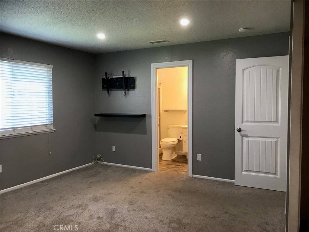 Residential Lease for rent at 8664 Oak, Rancho Cucamonga CA featuring 3 beds and 2 baths