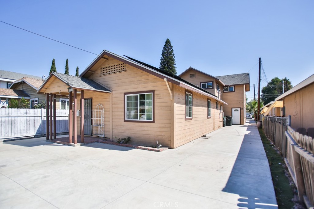 Residential Lease for rent at 1091 Bonita, Tustin CA featuring 2 beds and 2 baths