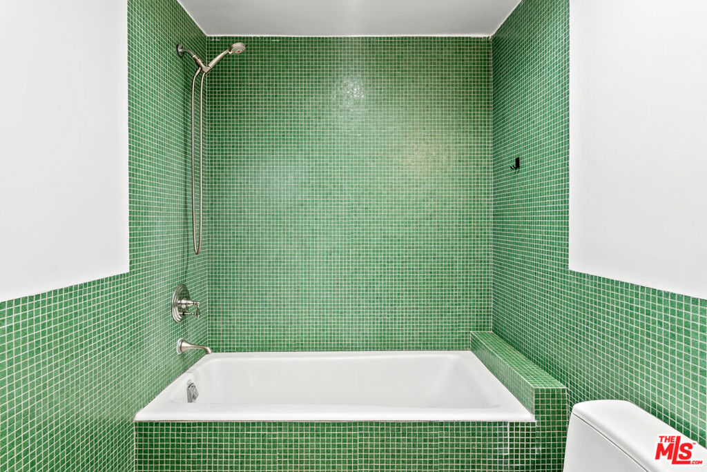 Residential Lease for rent at 1544 12th Street 303, Santa Monica CA featuring 1 bed and 2 baths