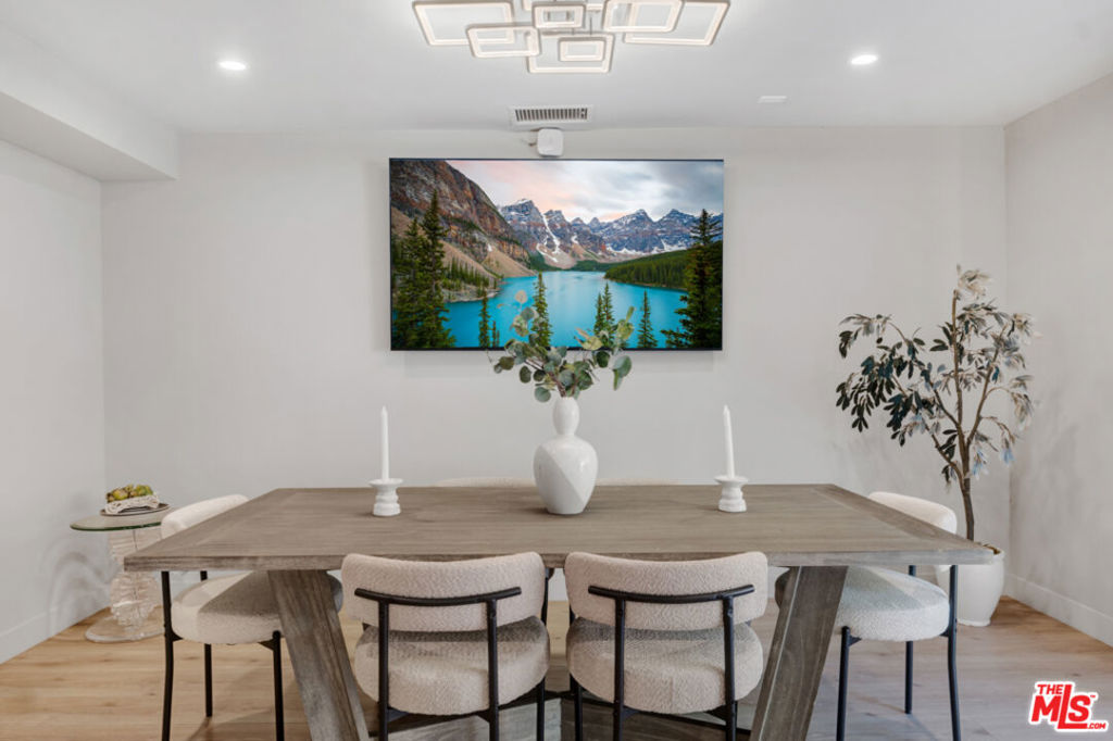 Residential Lease for rent at 7966 Mulholland Drive, Los Angeles, Los Angeles County CA featuring 4 beds and 7 baths