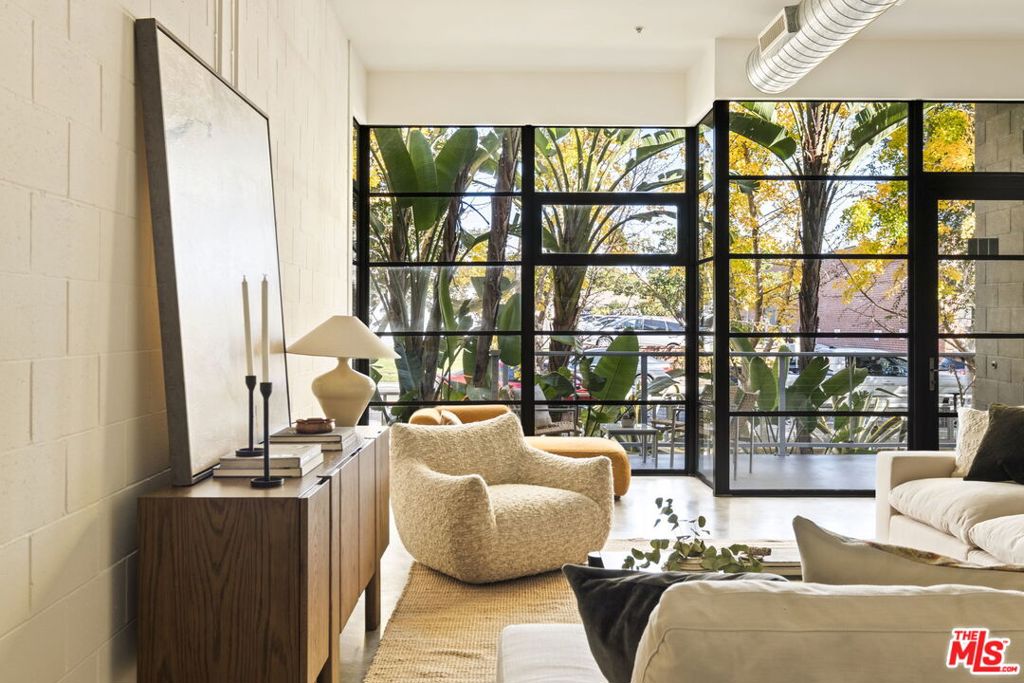 Residential Lease for rent at 1534 17th Street 102, Santa Monica, Los Angeles County CA featuring 1 bed and 2 baths