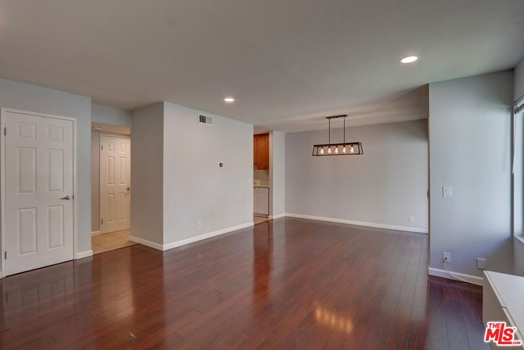 Residential Lease for rent at 1275 Seacliff Court 5, Ventura CA featuring 3 beds and 3 baths