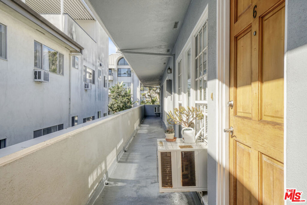 Residential Lease for rent at 218 S Gale Drive 6, Beverly Hills, Los Angeles County CA featuring 2 beds and 2 baths