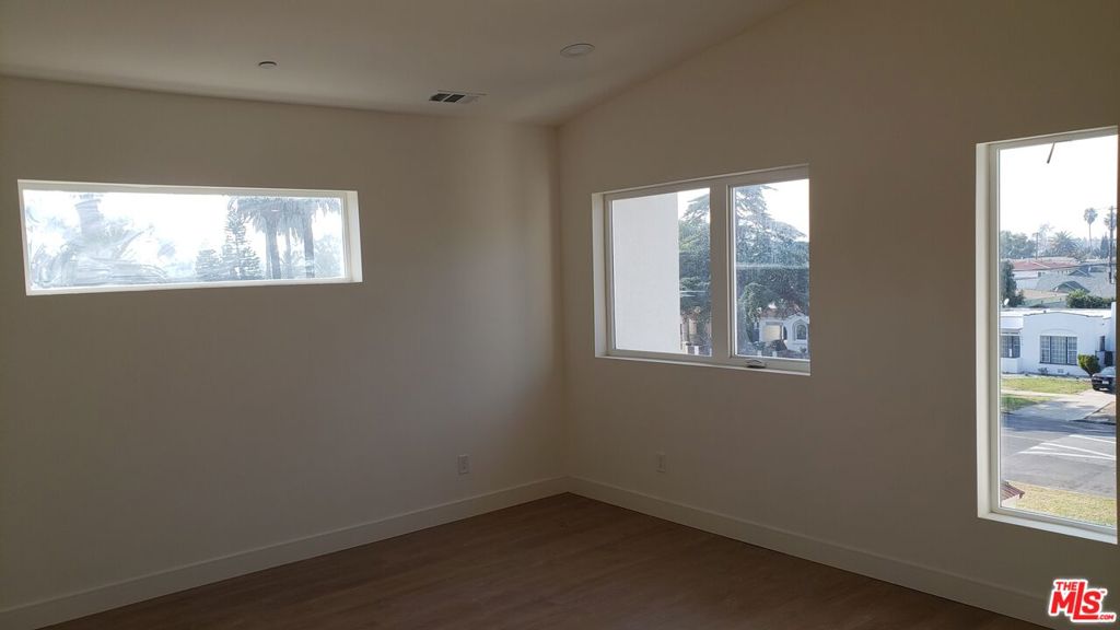 Residential Lease for rent at 2406 half S Dunsmuir Avenue, Los Angeles, Los Angeles County CA featuring 4 beds and 4 baths
