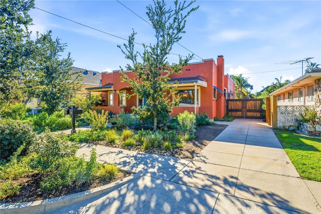 Residential Lease for rent at 314 E Palmyra, Orange CA featuring 3 beds and 2 baths