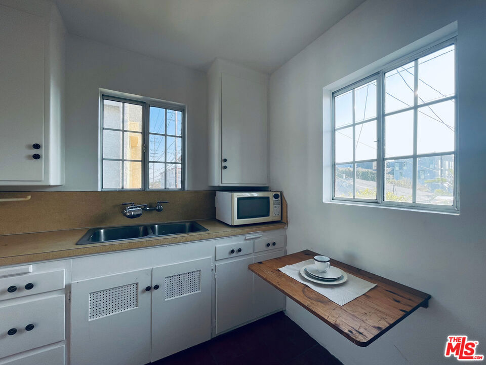 Residential Lease for rent at 2016 20th Street B, Santa Monica, Los Angeles County CA and 1 bath