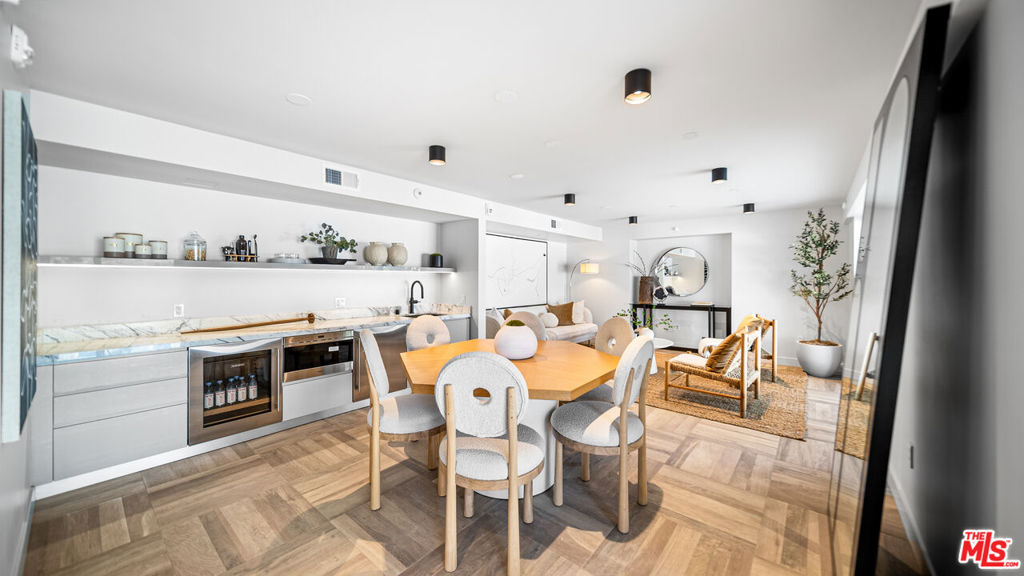 Residential Lease for rent at 153 San Vicente Boulevard 3E, Santa Monica, Los Angeles County CA featuring 2 beds and 2 baths