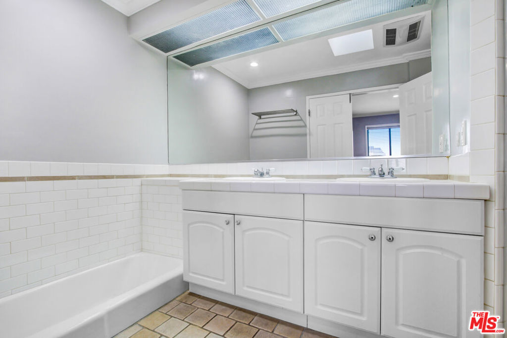 Residential Lease for rent at 831 S Gretna Green Way 302, Los Angeles, Los Angeles County CA featuring 2 beds and 2 baths