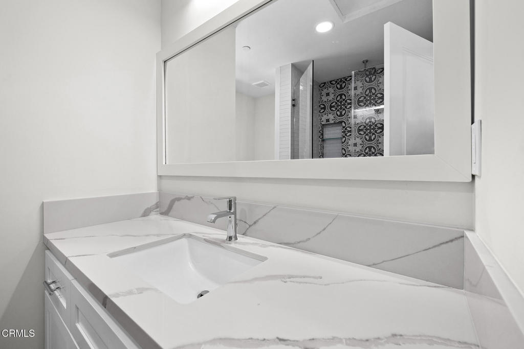 Residential Lease for rent at 4333 Portola Avenue, Los Angeles, Los Angeles County CA featuring 4 beds and 5 baths