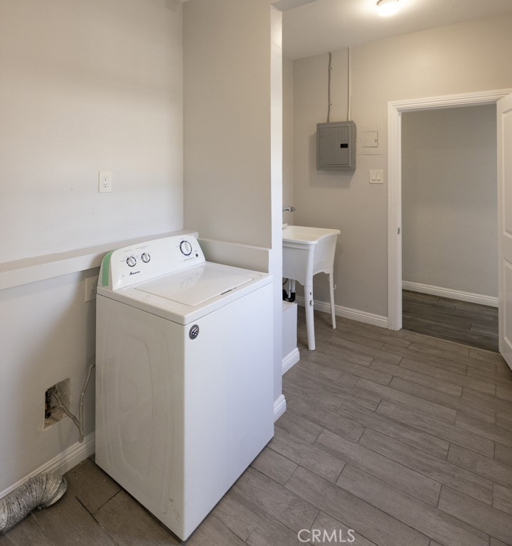 Residential Lease for rent at 2152 Locust Avenue, Long Beach, Los Angeles County CA featuring 4 beds and 2 baths