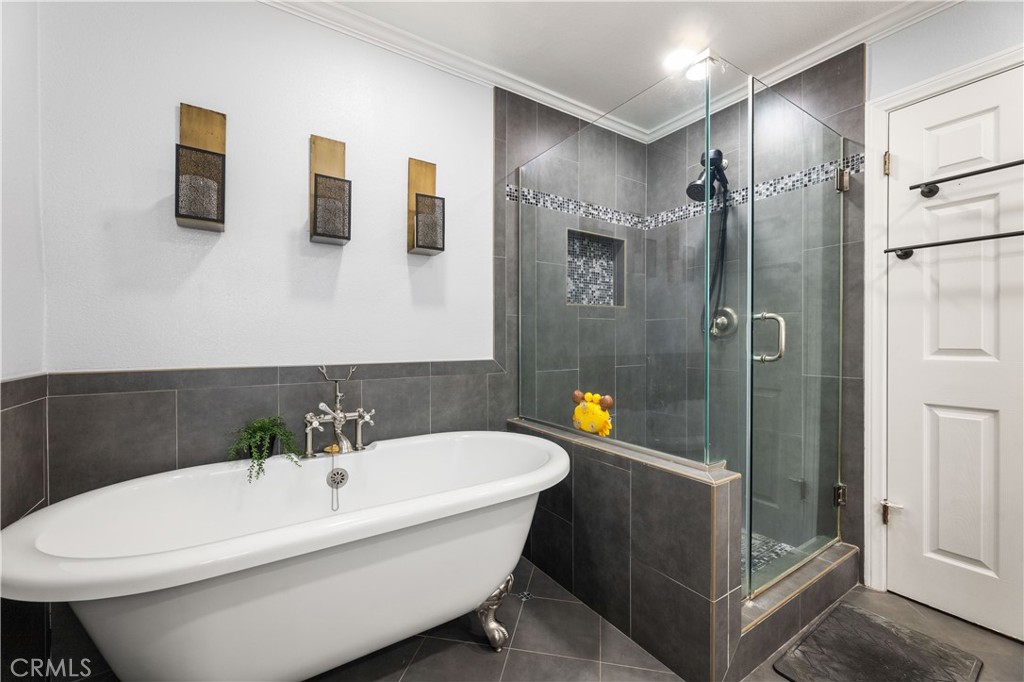 Residential Lease for rent at 1712 Speyer Ln, Redondo Beach, Los Angeles County CA featuring 3 beds and 3 baths