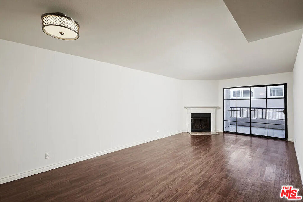 Residential Lease for rent at 909 N Croft Avenue 204, Los Angeles CA featuring 1 bed and 1 bath