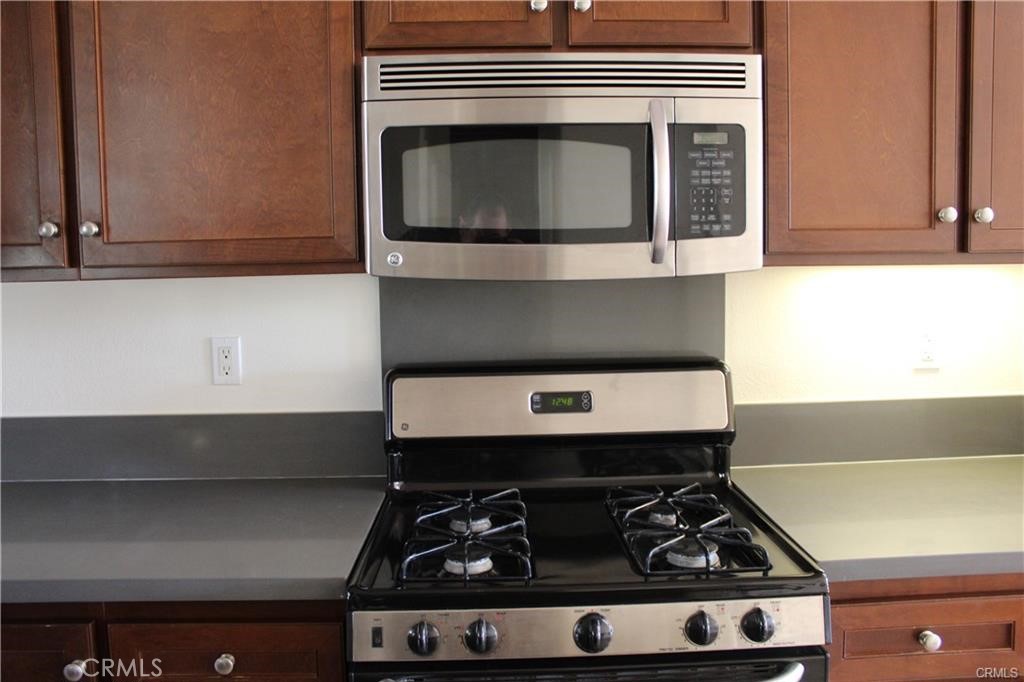 Residential Lease for rent at 12427 Canal Drive 3, Rancho Cucamonga CA featuring 2 beds and 3 baths