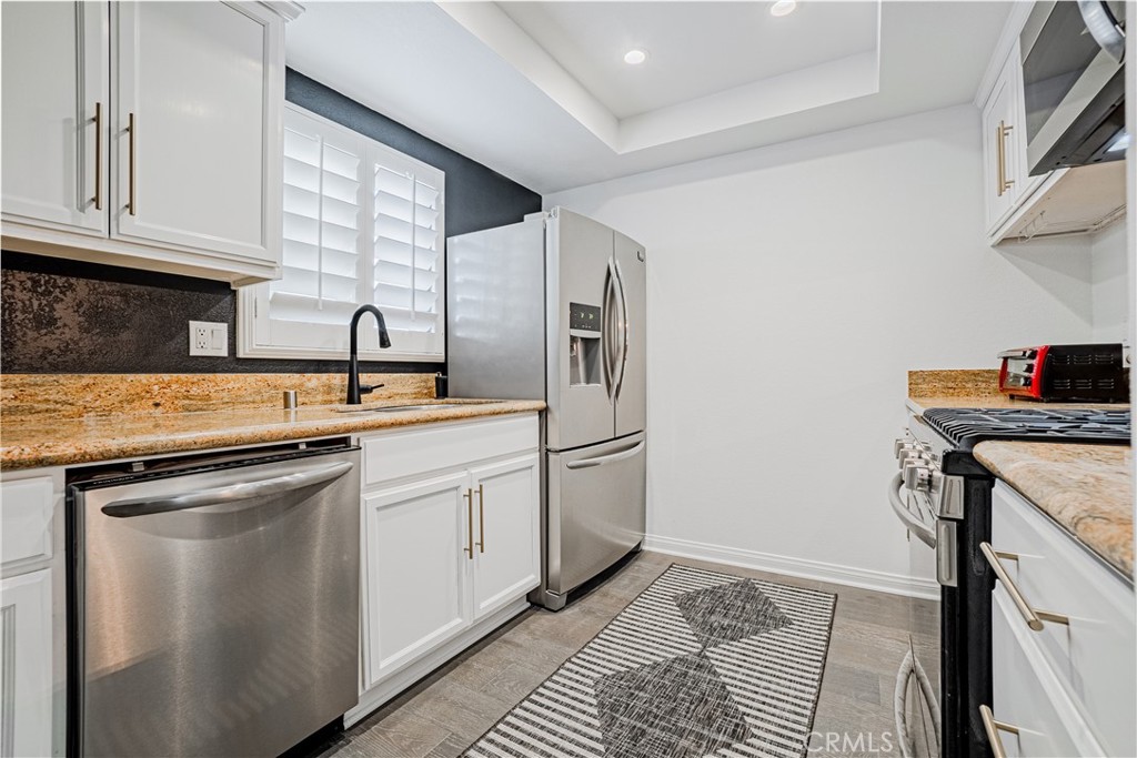 Residential Lease for rent at 1906 Grant Avenue E, Redondo Beach, Los Angeles County CA featuring 2 beds and 3 baths