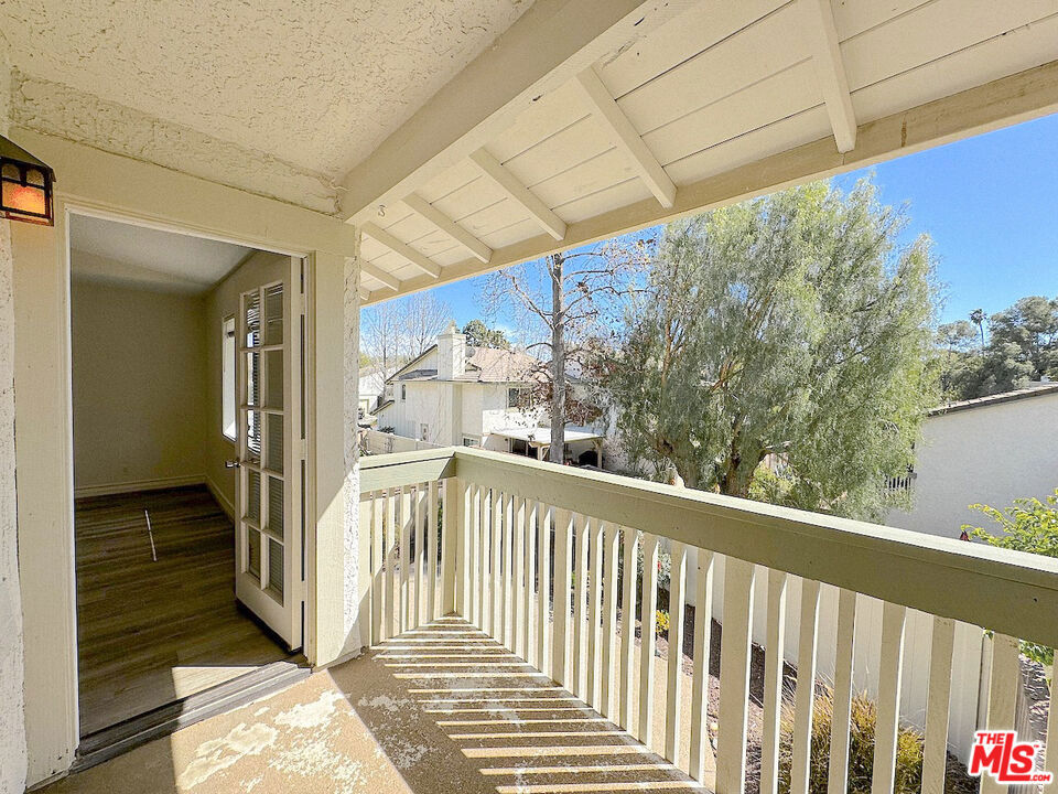 Residential for sale at 2578 Calle Abedul, Thousand Oaks CA featuring 2 beds and 3 baths