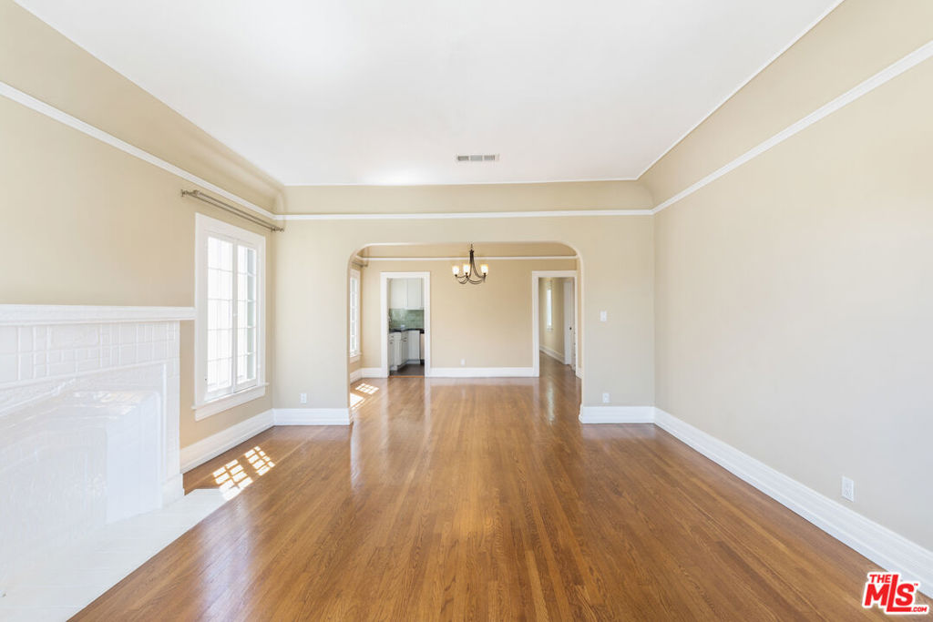 Residential Lease for rent at 1109 1/2 S Cloverdale Avenue, Los Angeles, Los Angeles County CA featuring 2 beds and 1 bath