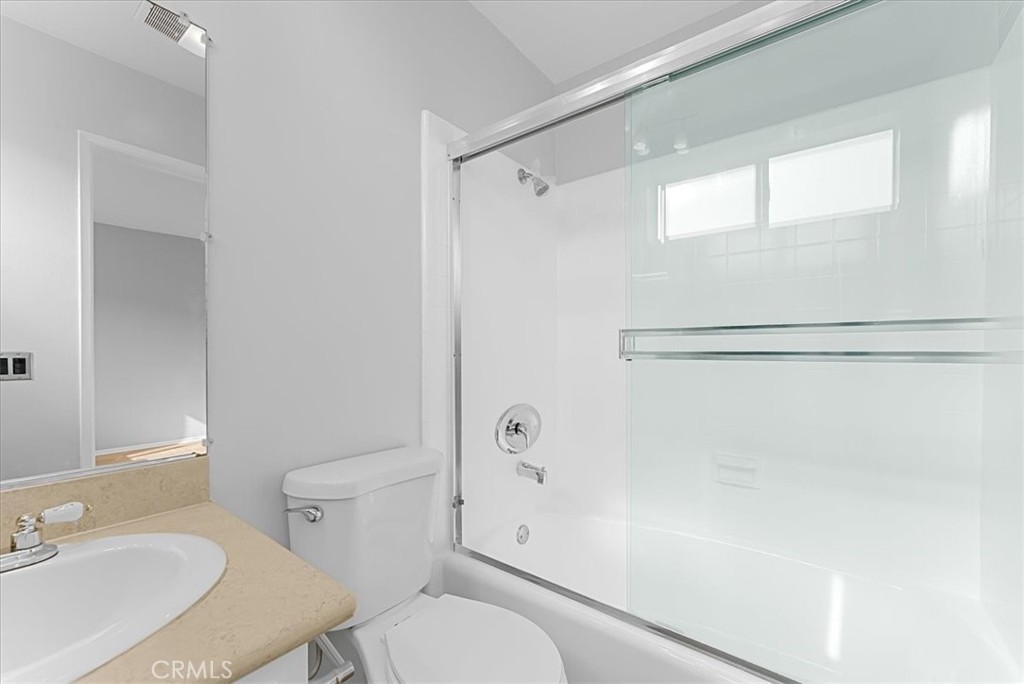 Residential Lease for rent at 1527 Princeton 5, Santa Monica, Los Angeles County CA featuring 2 beds and 2 baths