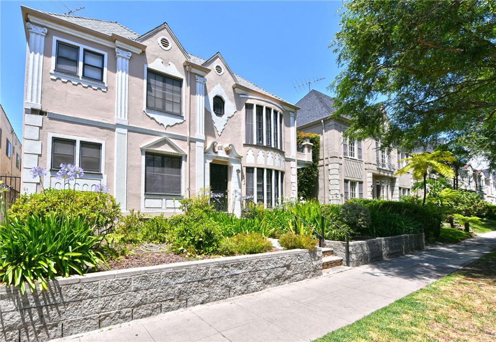 Residential Lease for rent at 151 S Crescent, Beverly Hills, Los Angeles County CA featuring 1 bed and 1 bath