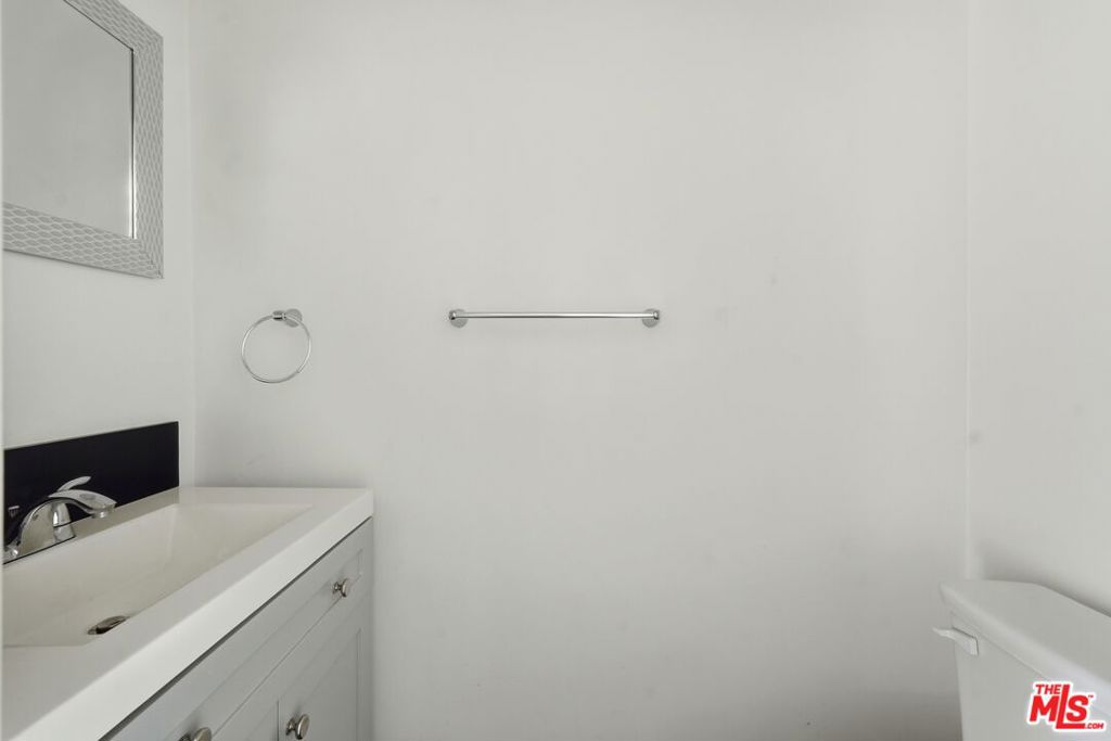 Residential Lease for rent at 1475 S Wooster Street 3, Los Angeles, Los Angeles County CA featuring 2 beds and 2 baths