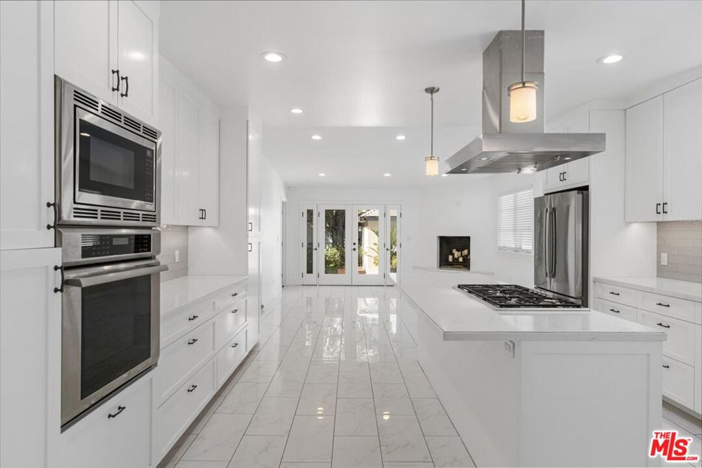 Residential Lease for rent at 645 N Sierra Bonita Avenue, Los Angeles, Los Angeles County CA featuring 3 beds and 2 baths