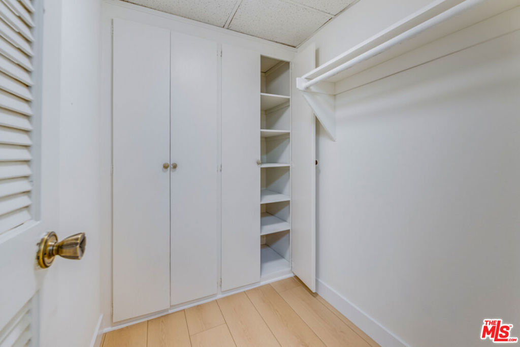 Residential Lease for rent at 1727 S Bentley Avenue 207, Los Angeles, Los Angeles County CA featuring 2 beds and 2 baths