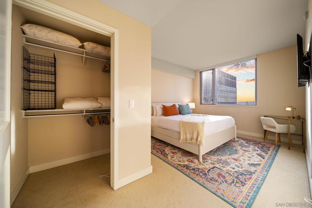 Residential Lease for rent at 700 W E St 1502, San Diego, San Diego County CA featuring 2 beds and 2 baths