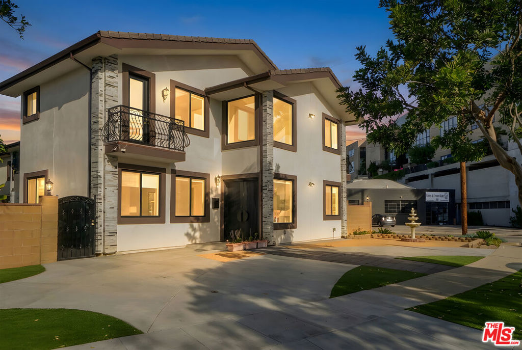 Residential Lease for rent at 2017 Centinela Avenue C, Santa Monica, Los Angeles County CA featuring 2 beds and 2 baths