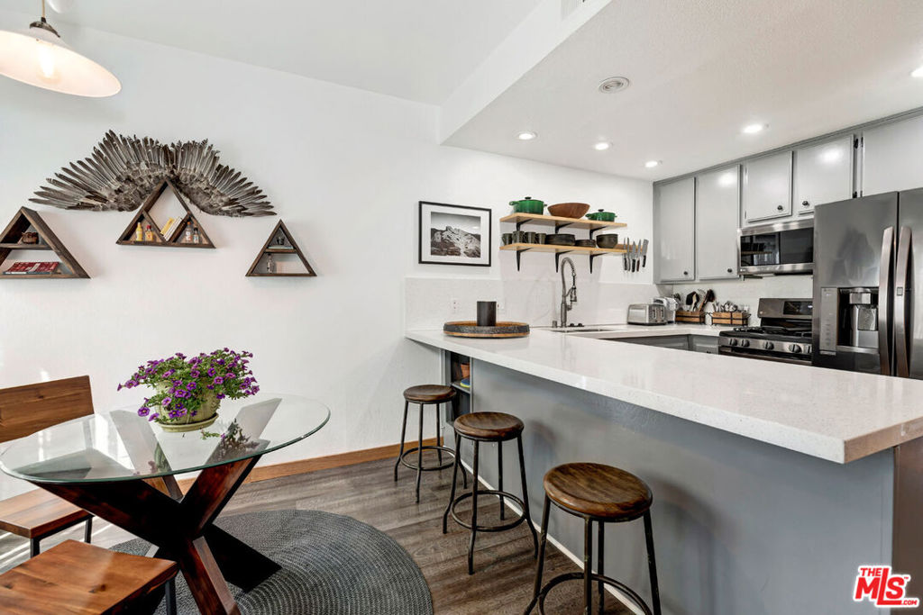 Residential Lease for rent at 1133 24th Street 2, Santa Monica, Los Angeles County CA featuring 2 beds and 3 baths