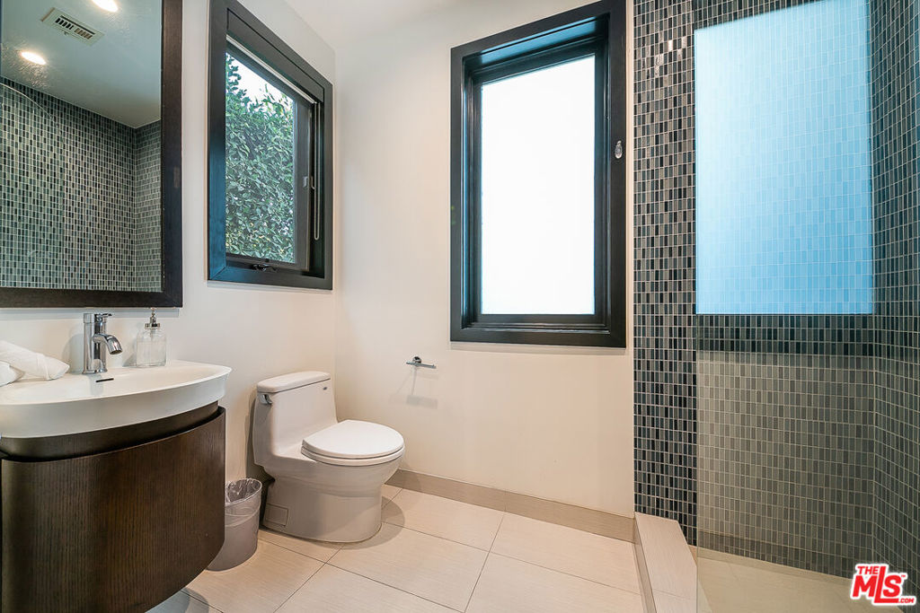 Residential Lease for rent at 419 N Edinburgh Avenue, Los Angeles, Los Angeles County CA featuring 5 beds and 5 baths