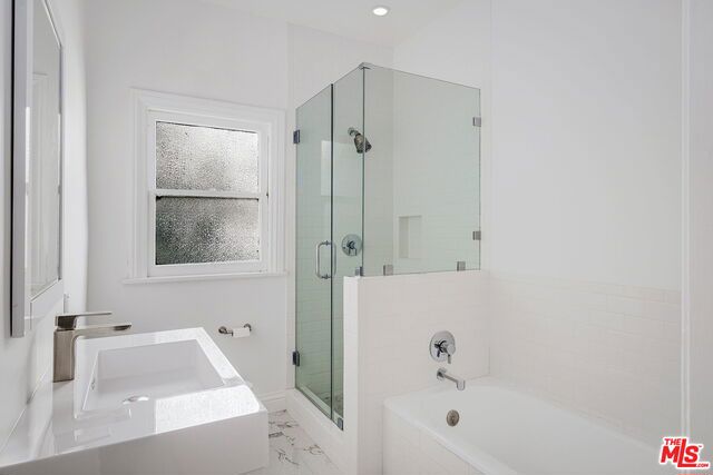 Residential Lease for rent at 451 N ORANGE GROVE Avenue 1/2, Los Angeles, Los Angeles County CA featuring 2 beds and 2 baths