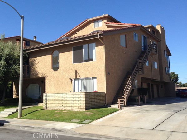 Residential Lease for rent at 16761 Moody Circle, Huntington Beach CA featuring 2 beds and 2 baths