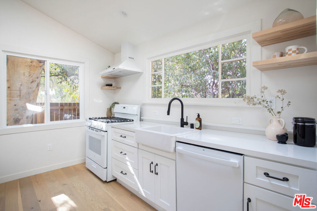 Residential Lease for rent at 125 Hackett Place, Los Angeles, Los Angeles County CA featuring 1 bed and 1 bath