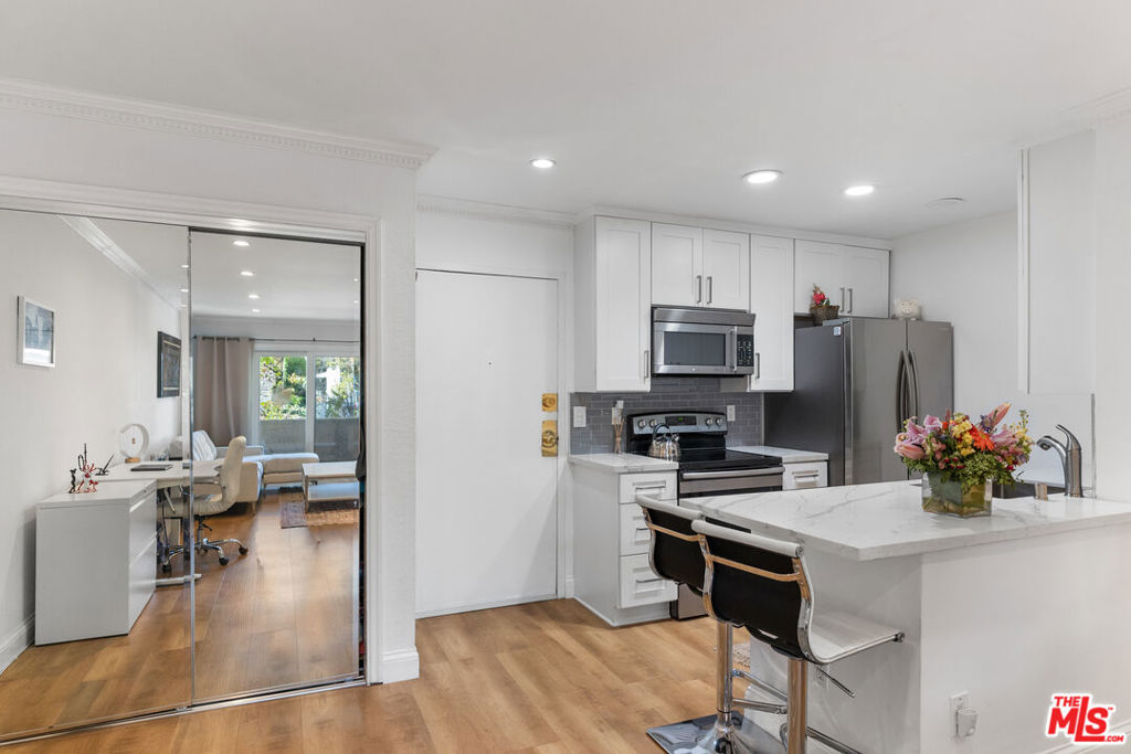 Residential Lease for rent at 1351 N Orange Drive 102, Los Angeles, Los Angeles County CA featuring 1 bed and 1 bath