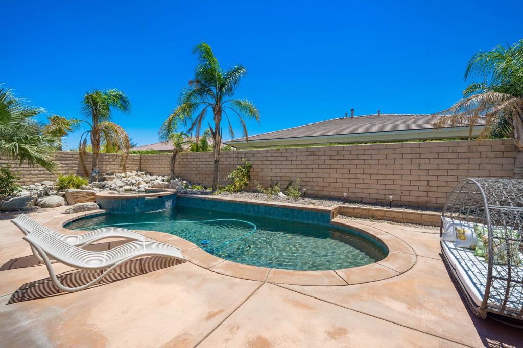 Residential for sale at 68 Via Del Pienza, Rancho Mirage CA featuring 3 beds and 4 baths
