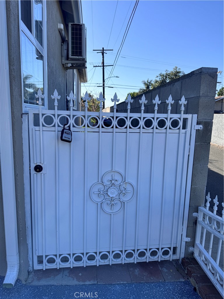 Residential Lease for rent at 1001 S Eucalyptus Avenue, Inglewood CA and 1 bath