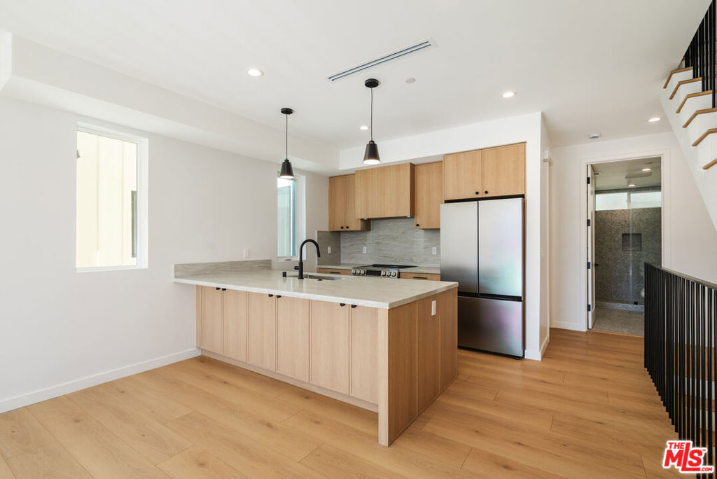 Residential Lease for rent at 6763 Lexington Avenue B, Los Angeles, Los Angeles County CA featuring 4 beds and 4 baths