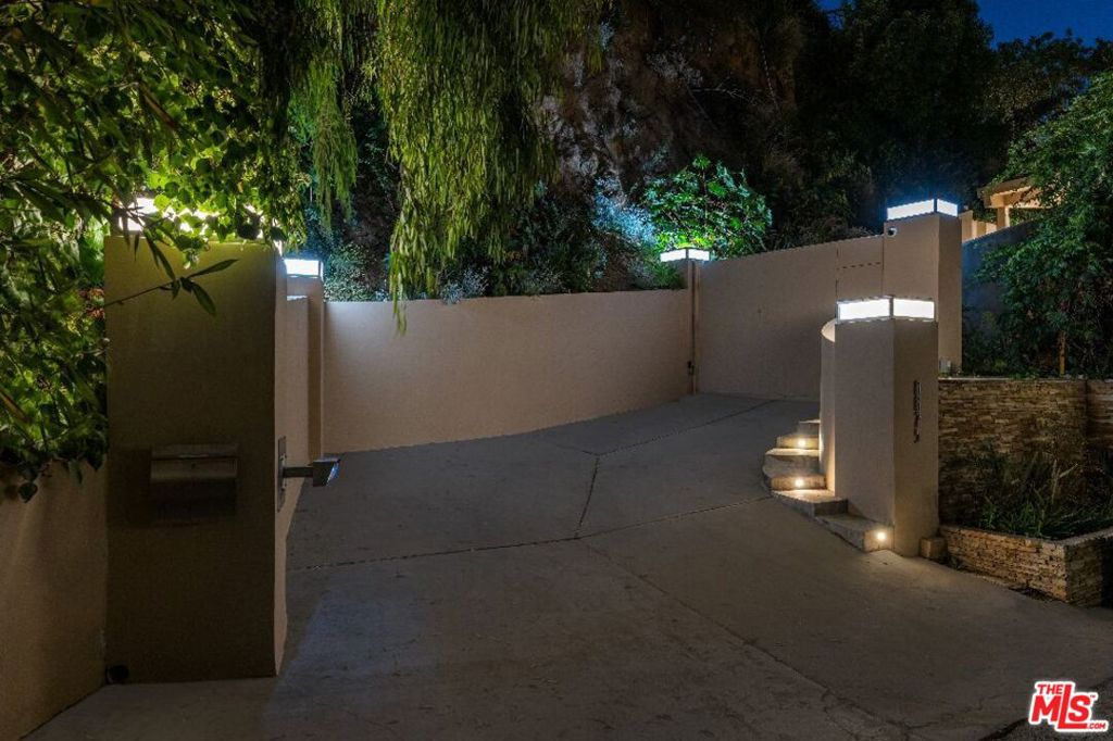 Residential Lease for rent at 8825 Hollywood Boulevard, Los Angeles CA featuring 3 beds and 3 baths