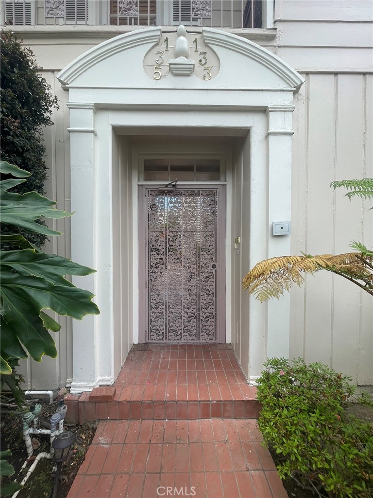 Residential Lease for rent at 135 S Canon Drive 135 1/2, Beverly Hills, Los Angeles County CA featuring 2 beds and 2 baths