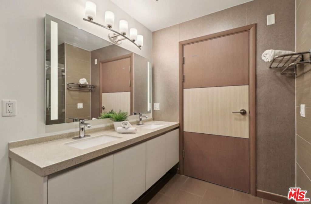 Residential Lease for rent at 903 S New Hampshire Avenue 303, Los Angeles, Los Angeles County CA featuring 3 beds and 2 baths