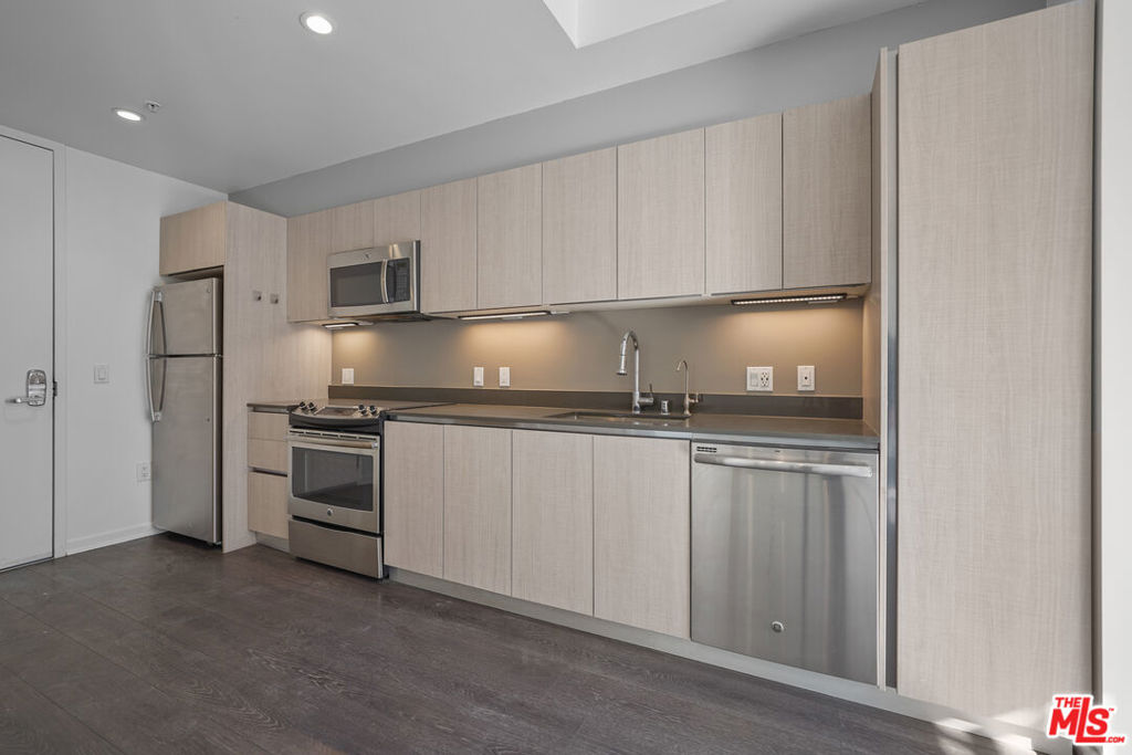 Residential Lease for rent at 5800 Harold Way 415, Los Angeles, Los Angeles County CA and 1 bath