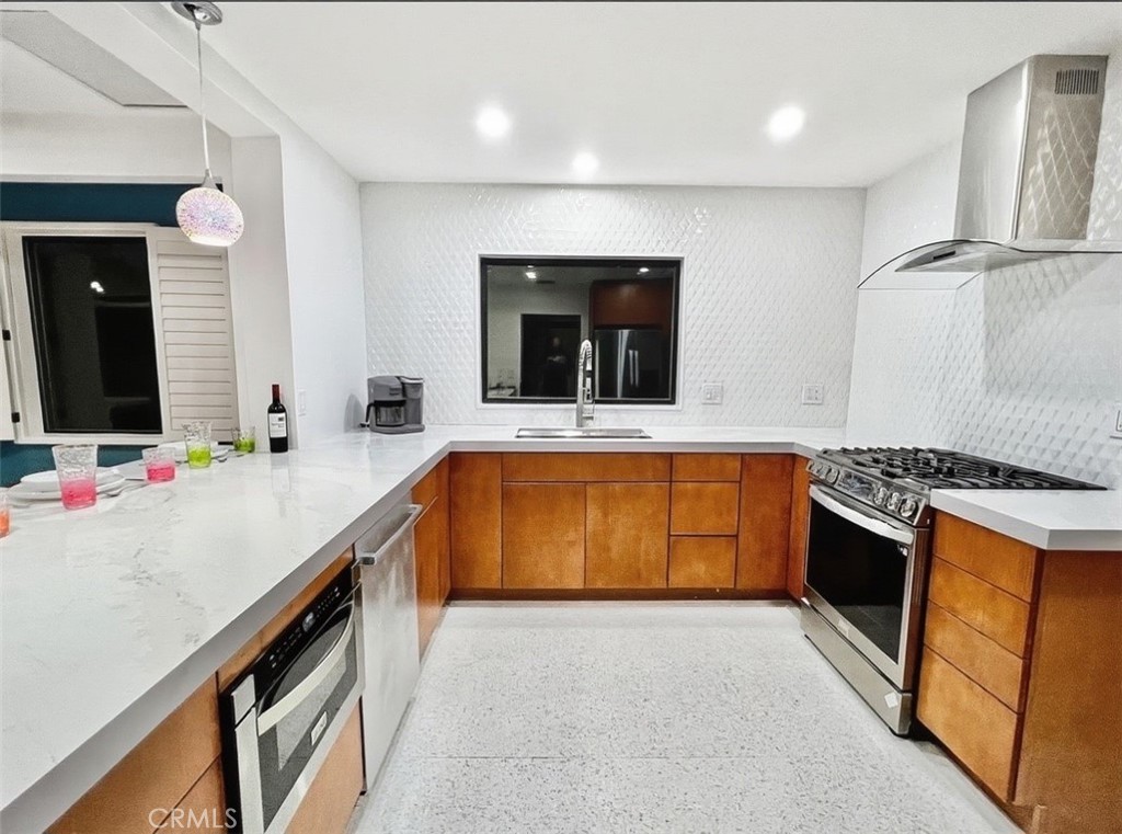 Residential Lease for rent at 1523 E San Lorenzo, Palm Springs CA featuring 5 beds and 5 baths