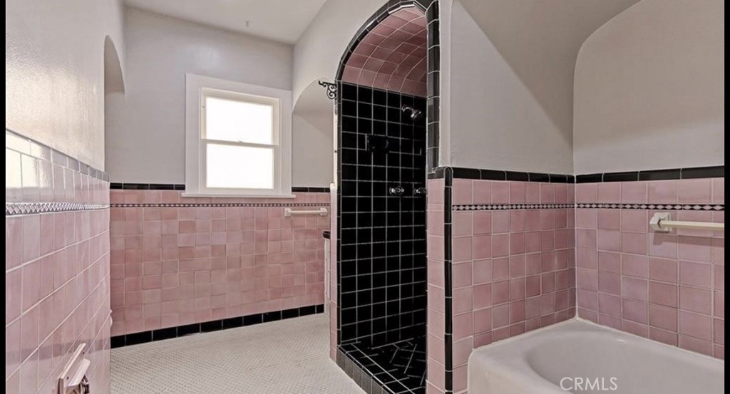 Residential Lease for rent at 501 Avenue B, Redondo Beach CA featuring 3 beds and 3 baths