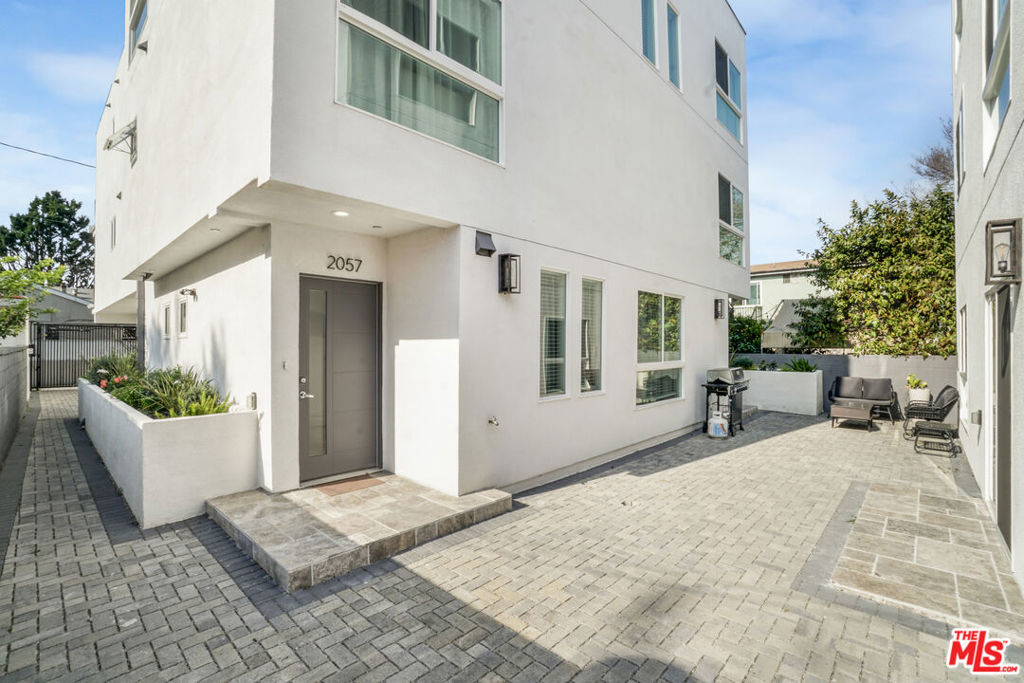 Residential Lease for rent at 2057 1/2 S Garth Avenue, Los Angeles, Los Angeles County CA featuring 4 beds and 4 baths