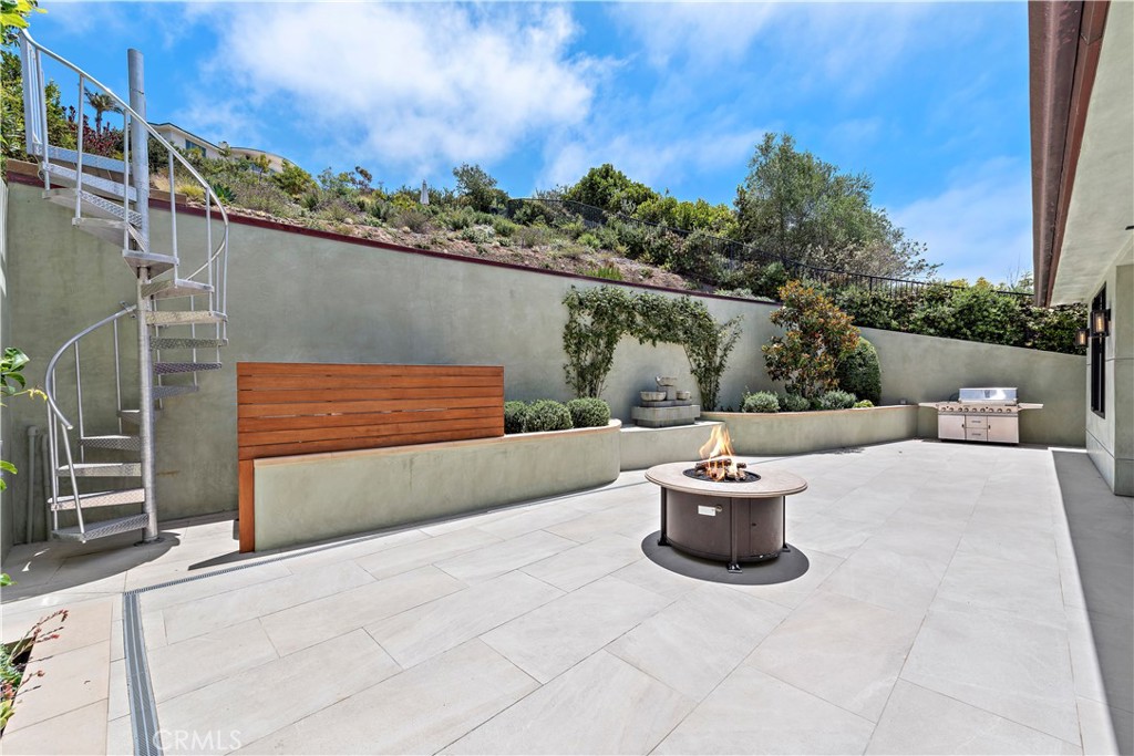 Residential Lease for rent at 2340 Crestview Drive, Laguna Beach CA featuring 4 beds and 6 baths