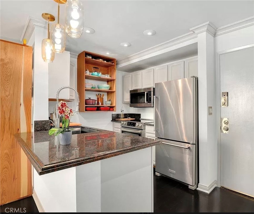 Residential Lease for rent at 750 N Kings Road 325, West Hollywood CA featuring 1 bed and 1 bath