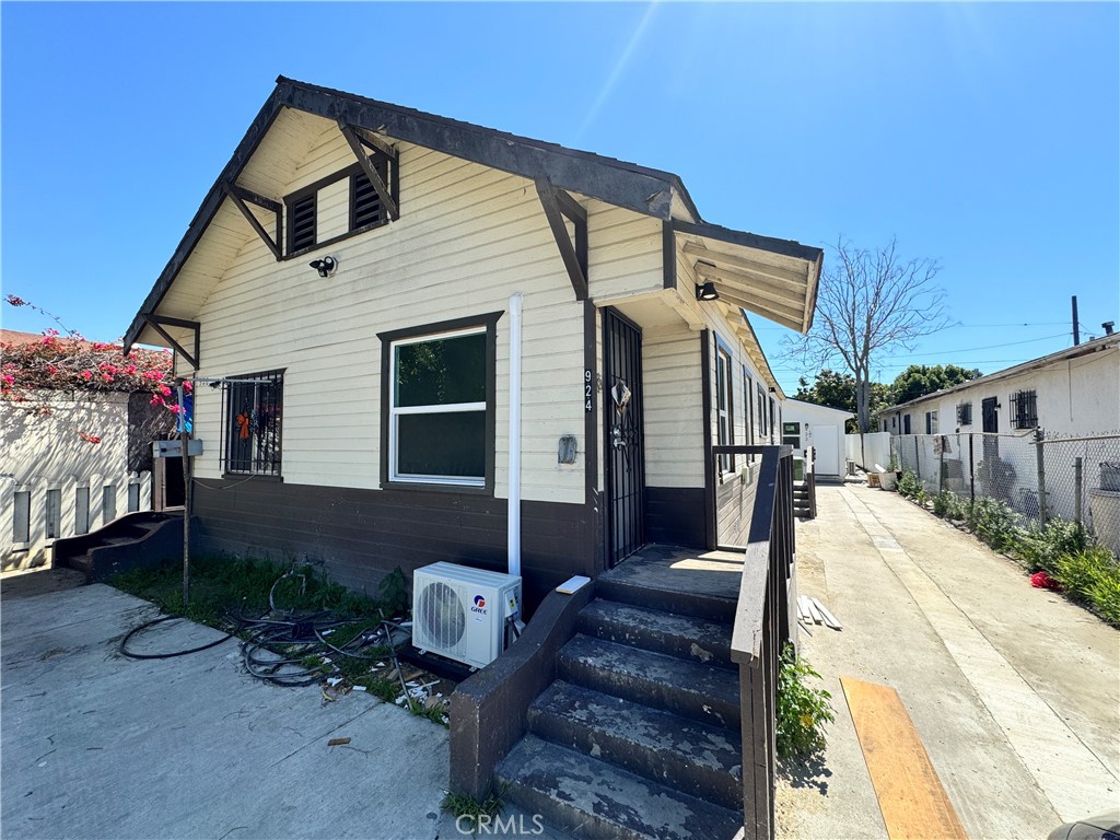 Residential Lease for rent at 924 E Lanzit, Los Angeles, Los Angeles County CA featuring 1 bed and 1 bath