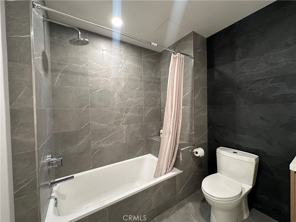 Residential Lease for rent at 400 S Broadway 1004, Los Angeles, Los Angeles County CA featuring 1 bed and 1 bath