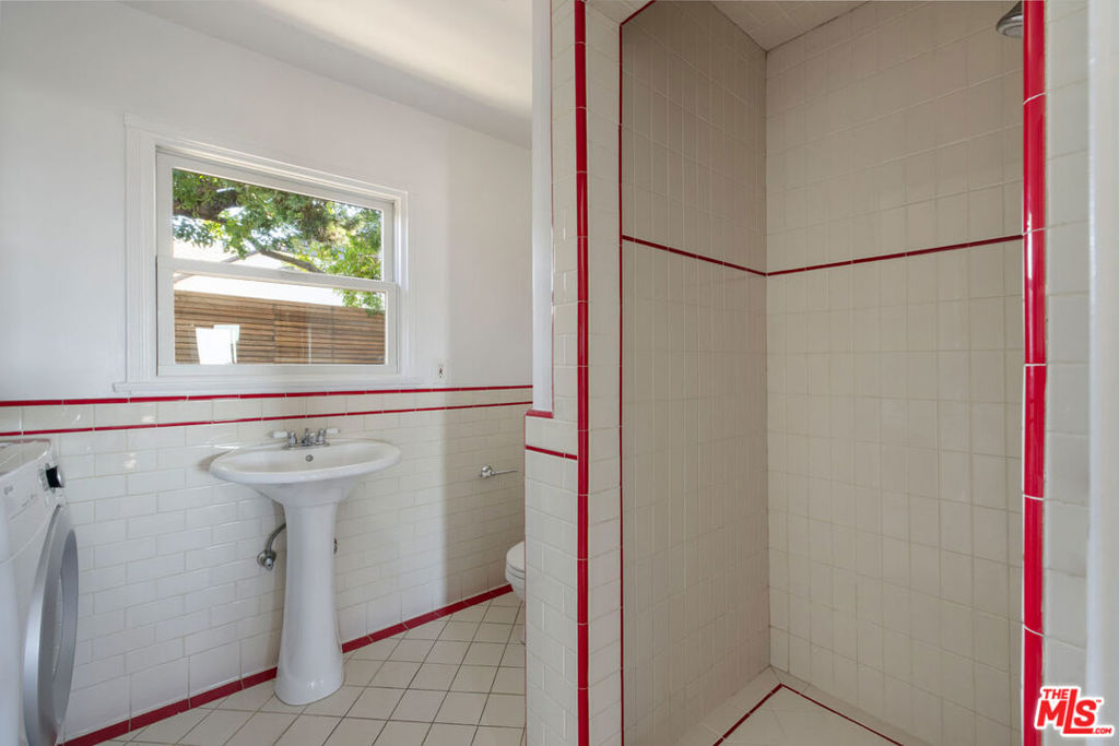 Residential Lease for rent at 3815 Franklin Avenue, Los Angeles, Los Angeles County CA featuring 2 beds and 2 baths