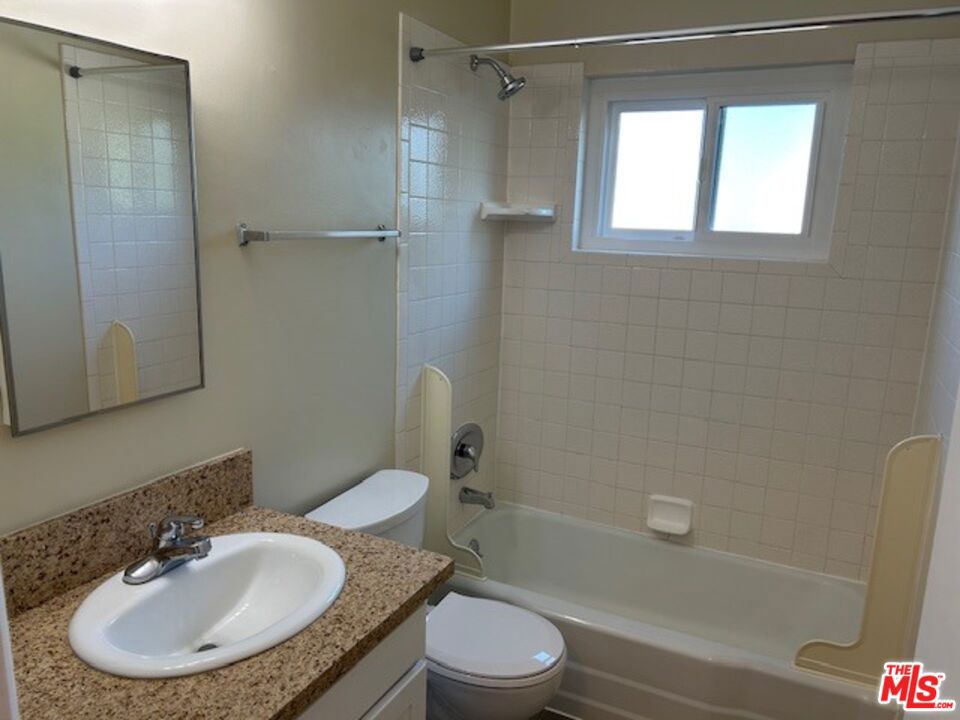 Residential Lease for rent at 1428 S Bedford Street 6, Los Angeles, Los Angeles County CA featuring 2 beds and 2 baths